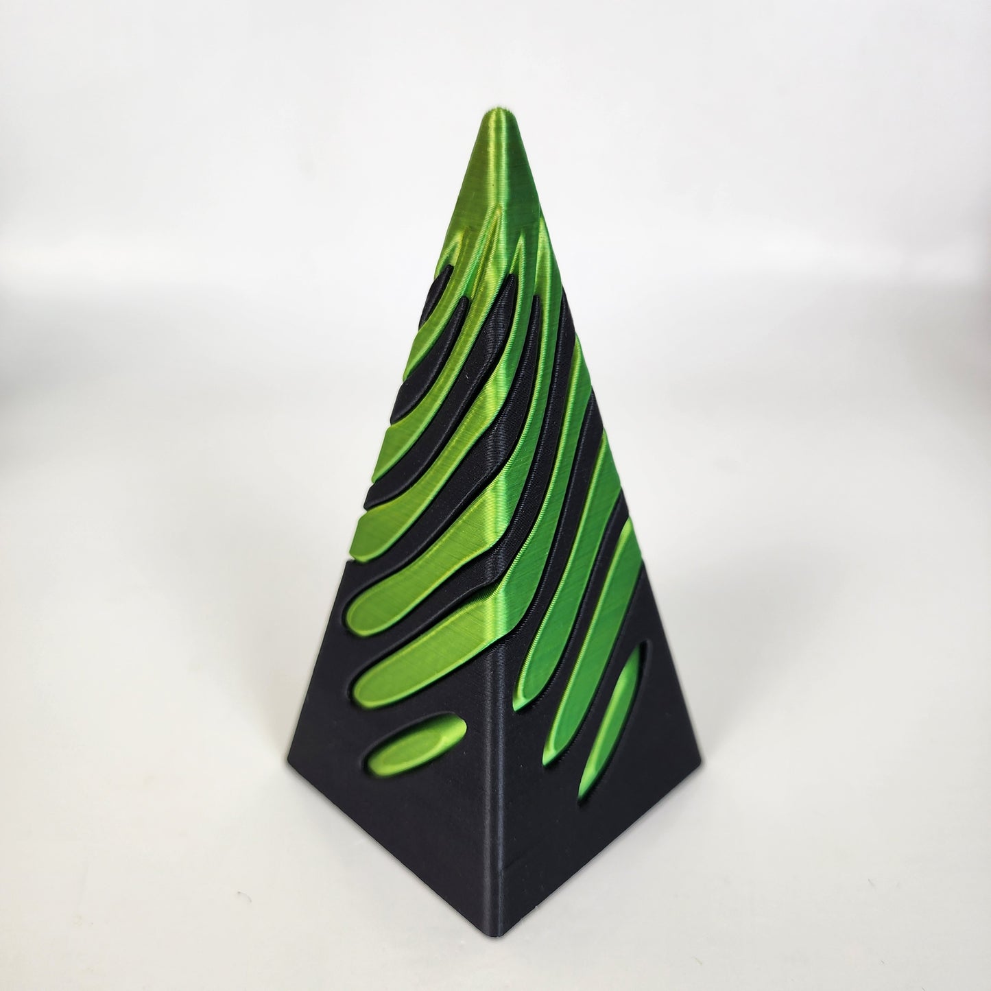 Pyramid Vortex Thread - Black / Green